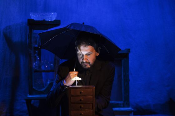 Marsvinet Hr. Muffin er bedre til at spille død end en skuespiller</br>I 2017 skabte Teater Refleksion forestillingen I nattens lys sammen med skotske Andy Manley.</br>Foto: PR-foto / Teater Refleksion - Bo Amstrup
