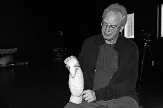 Marsvinet Hr. Muffin er bedre til at spille død end en skuespiller</br>Bjarne Sandborg er leder af Teater Refleksion, som i år kan fejre 30 års jubilæum. </br>Foto: Marie Nyeng