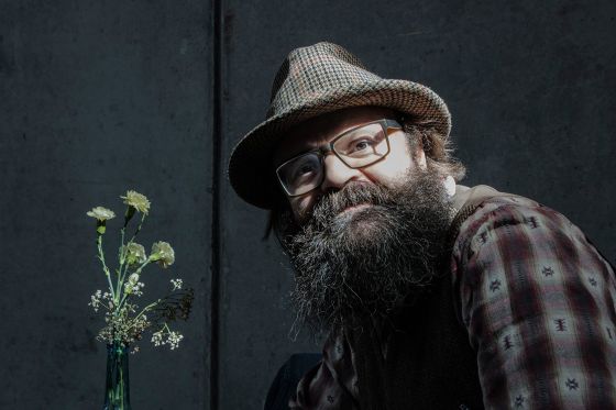Anbefalinger og tendenser #45</br>Forfatter Jens Blendstrup udpensler klimakrisens ubekvemme realiteter i en skov i Aarhus efter mørkets frembrud.</br>Foto: Mariana Gil