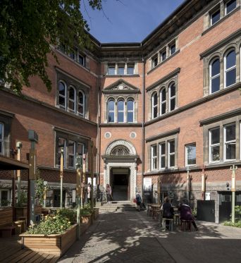 HuskMitNavn, Peter Callesen og Bureau Detours på Københavns Museum</br>Bureau Detours har lavet et multimøbel i museets forhave.</br>Foto: PR-foto: Københavns Museum / Adam Mørch