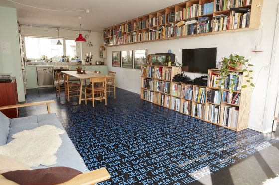 Gudrun Hasle broderer grumme historier om sit liv igen og igen</br>I 2017 nedfældede Gudrun Hasle sin historie på sit eget køkkengulv.</br>Foto: Gudrun Hasle