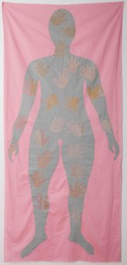 Gudrun Hasle broderer grumme historier om sit liv igen og igen</br>Gudrun Hasle, 'motherhod' (2020)</br>Foto: PR-foto - Copenhagen Contemporary / David Stjernholm