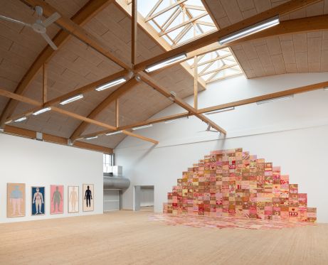 Gudrun Hasle broderer grumme historier om sit liv igen og igen</br>Gudrun Hasle laver ofte publikumsinddragende projekter. På Copenhagen Contemporary har hun inviteret deltagere til at nedfælde deres drømme på 500 små masonitplader.</br>Foto: PR-foto - Copenhagen Contemporary / David Stjernholm