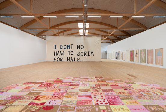 Gudrun Hasle broderer grumme historier om sit liv igen og igen</br>Gudrun Hasle udstiller netop nu på Copenhagen Contemporary.</br>Foto: PR-foto - Copenhagen Contemporary / David Stjernholm