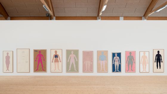 Gudrun Hasle broderer grumme historier om sit liv igen og igen</br>Hvert kropskort har sit eget tema, hvor Gudrun Hasle har markeret forskellige udsagn om sig selv</br>Foto: PR-foto - Copenhagen Contemporary / David Stjernholm