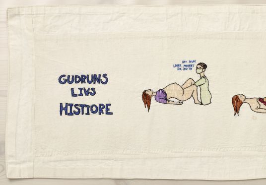 Gudrun Hasle broderer grumme historier om sit liv igen og igen</br>Gudrun Hasle lavede første gang et værk over hele sin livshistorie i 2004. Det er et 14 meter langt broderi i tegneseriestil.</br>Foto: PR-foto / Horsens Kunstmuseum