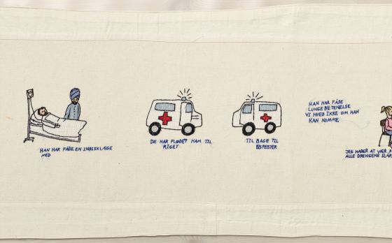 Gudrun Hasle broderer grumme historier om sit liv igen og igen</br>I sine broderier insisterer Gudrun Hasle på at have alle stavefejlene med.</br>Foto: PR-foto / Horsens Kunstmuseum