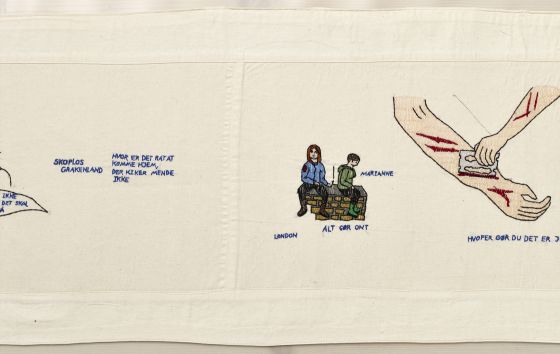 Gudrun Hasle broderer grumme historier om sit liv igen og igen</br>Der ligger flere måneders arbejde i nogle af broderierne og de er fyldt med stavefejl.</br>Foto: PR-foto / Horsens Kunstmuseum