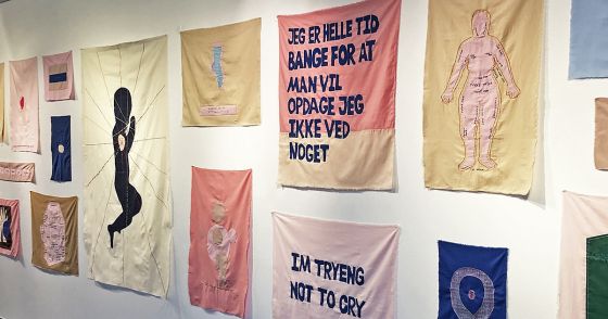 Gudrun Hasle broderer grumme historier om sit liv igen og igen</br>I broderierne tager Gudrun Hasle udgangspunkt i sin egen historie og bruger det særpræg ordblindheden giver hendes skriftesprog.</br>Foto: PR-foto - Nuuk Kunstmuseum / Gudrun Hasle