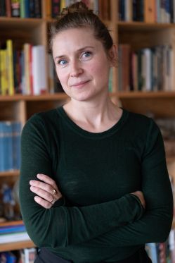 Gudrun Hasle broderer grumme historier om sit liv igen og igen</br>Gudrun Hasle</br>Foto: PR-foto 