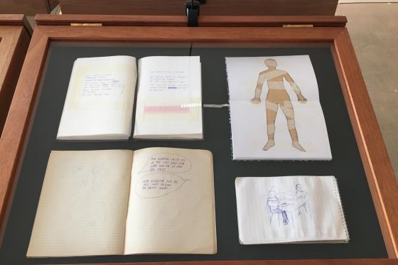 Gudrun Hasle broderer grumme historier om sit liv igen og igen</br>Gudrun Hasles skitsebøger har netop været udstillet i Skitsehandlen i Fåborg.</br>Foto: PR-foto - SKitsehandlen / Gudrun Hasle