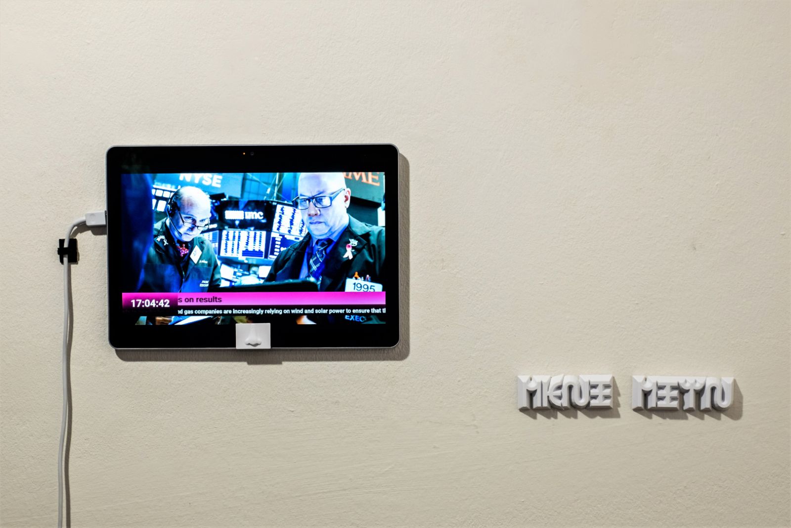 Signalkrebsene invaderer vores wifi - spørg bare billedkunstner Kristoffer Ørum</br>Fra udstillingen 'Putins næse' på Møstings Hus.</br>Foto: PR-foto - Møstings Hus / Palle Bo Nielsen