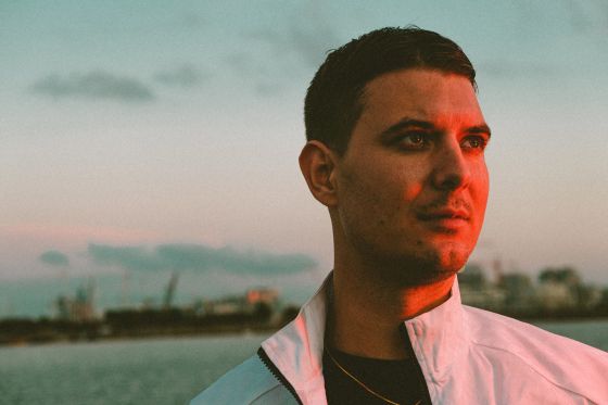 Corona rundt på 80 dage – Caspar Eric har skrevet digte om at være midt i krisen</br></br>Foto: PR-foto/Clara Løkke