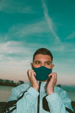 Corona rundt på 80 dage – Caspar Eric har skrevet digte om at være midt i krisen</br>'Jeg vil ikke tilbage' er Caspar Erics syvende digtsamling</br>Foto: PR-foto/Clara Løkke