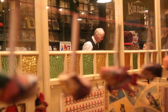Vær med i gamle dages jul</br>Julegaveindkøb i 1929 hos boghandleren, hvor man både kan købe bøger og juleklippeark med tilbage til nutiden.</br>Foto: Fine Spind