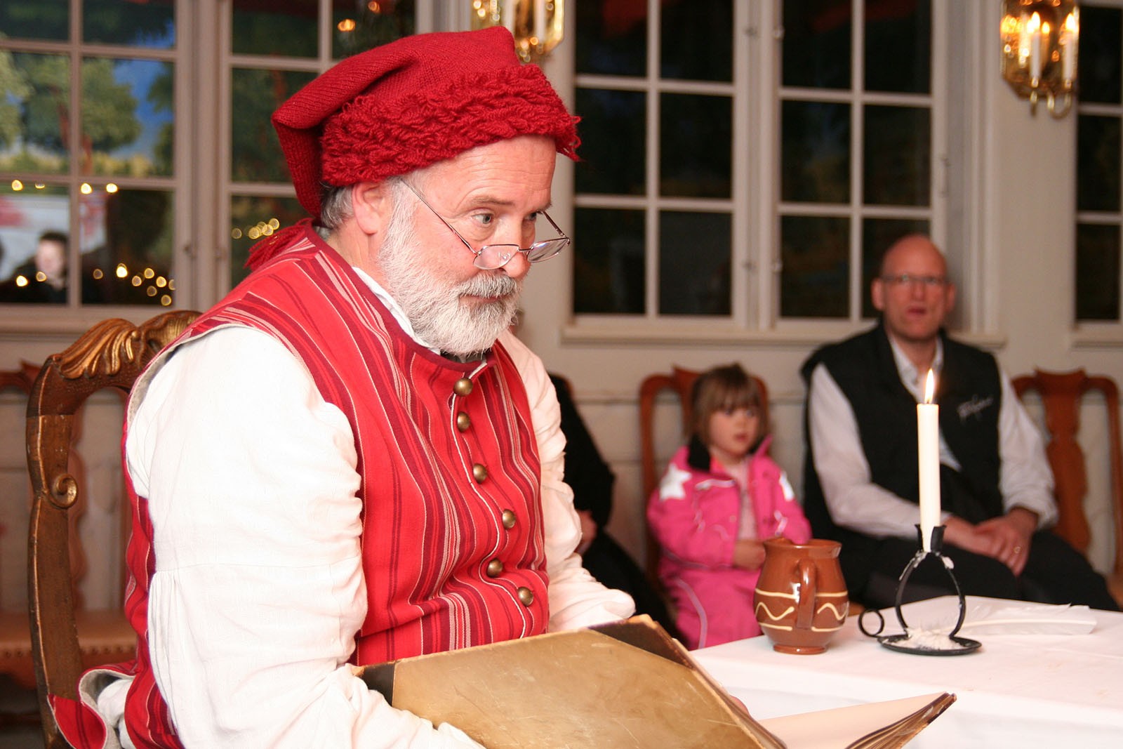 Vær med i gamle dages jul</br>Manden under huen er Jens Zacho Böye, som spillede prins Valentin i Jul på slottet.</br>Foto: Fine Spind