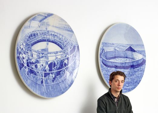 Allan Otte maler det danske landskab, som det er - blottet for natur</br>Allan Otte foran to Royal Copenhagen fade, skabt i samarbejde med Den Kongelige Porcelænsfabrik i 2013</br>Foto: Anders Sune Berg