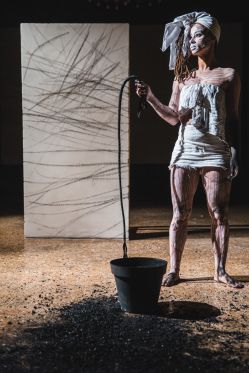 Ny monumental bog til alle kunstnørders reol</br>Jeannette Ehlers: Whip it good, 2014, performance. © Jeannette Ehlers</br>Foto: Monika Sobczak
