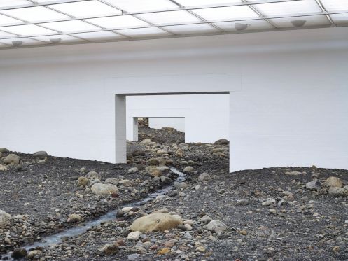 Ny monumental bog til alle kunstnørders reol</br>Olafur Eliasson: Riverbed, 2014, vand, islandske sten, træ, stål, plastik, slanger, pumper og køleanlæg, variable mål.
<br />© Olafur Eliasson</br>Foto: Anders Sune Berg