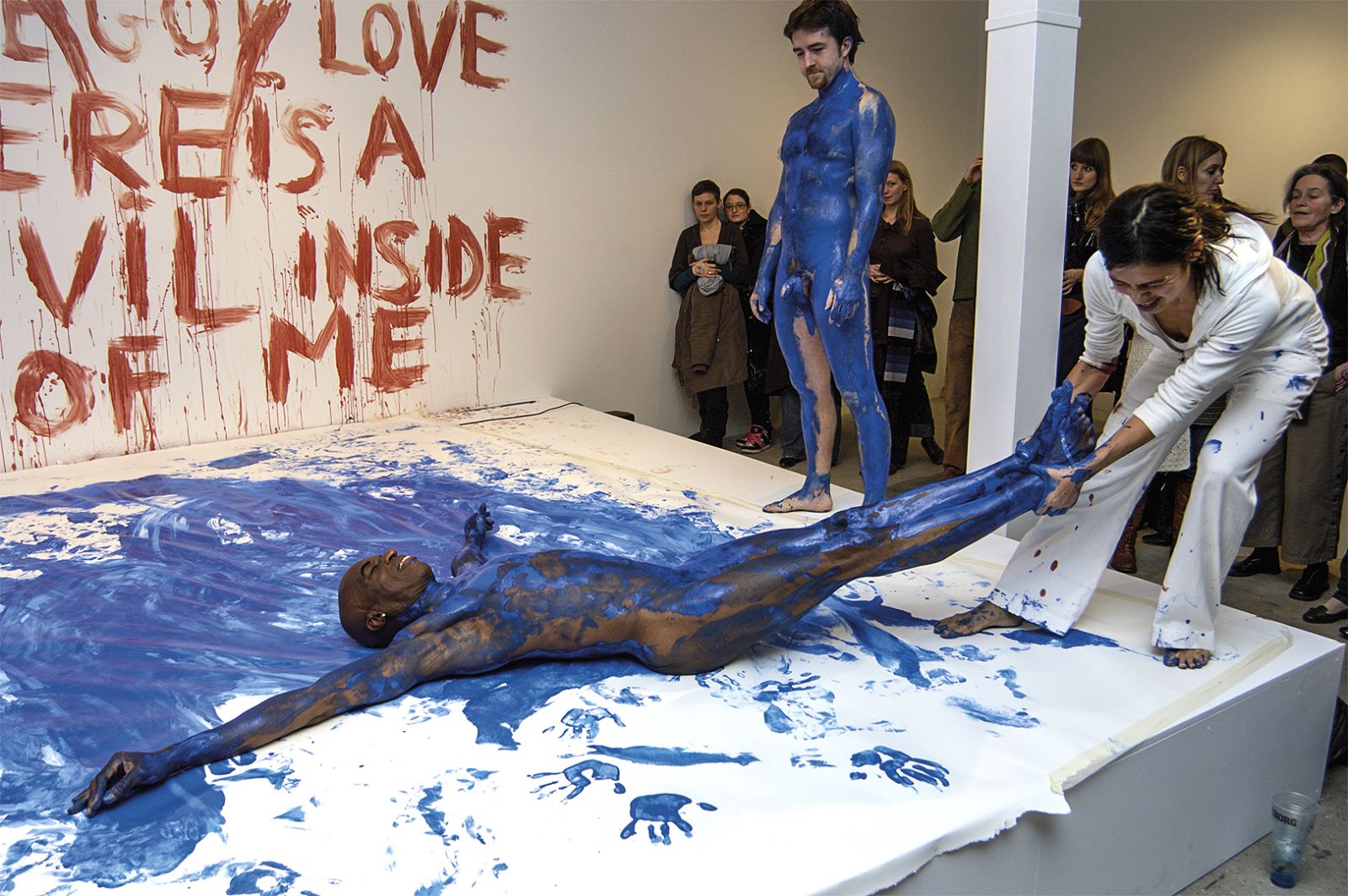 Ny monumental bog til alle kunstnørders reol</br>Lilibeth Cuenca Rasmussen: A Void, 2007, performance 38:00 min. © Lilibeth Cuenca Rasmussen</br>Foto: Lasse Bak Mejlvang