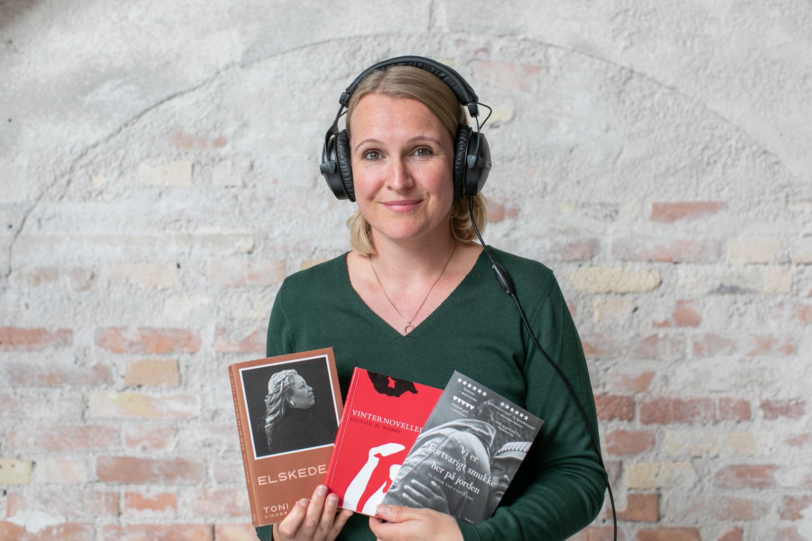 Litteraturen kan give håb og lindring</br>Litteraturformidler Anja Brygmann læser i hvert afsnot af podcasten Litterær lindring et stykke litteratur op, hvor vi møder mennesker, som for eksempel er ramt af en følelse af utilstrækkelighed, tab eller skam.</br>Foto: Københavns Biblioteker