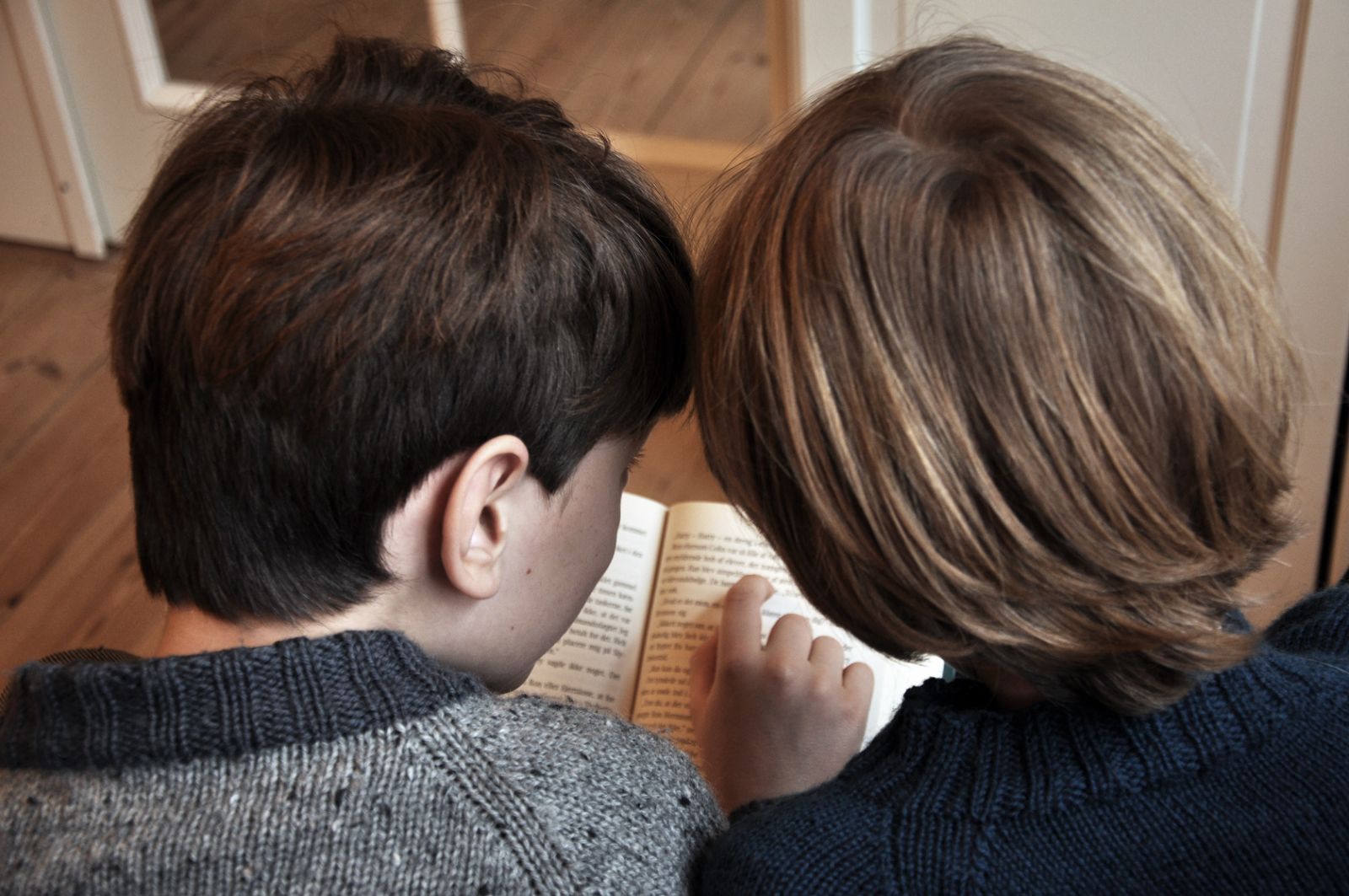 Fremtidens børnebogsklassikere kan du finde på biblioteket allerede i dag</br>Når man har læst alle klassikerne og gerne vil læse mere med sine børn, hvor finder man så inspiration? Københavns biblioteker har en helt særlig podcast om børnebøger.</br>Foto: Fine Spind