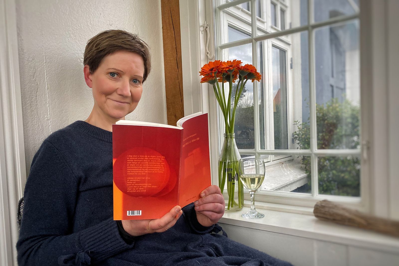 3 coronabøger der sætter hverdagen i perspektiv</br>Louise Juhl Dalsgaard med sin digtsamling I dag skal vi ikke dø.</br>Foto: privatfoto