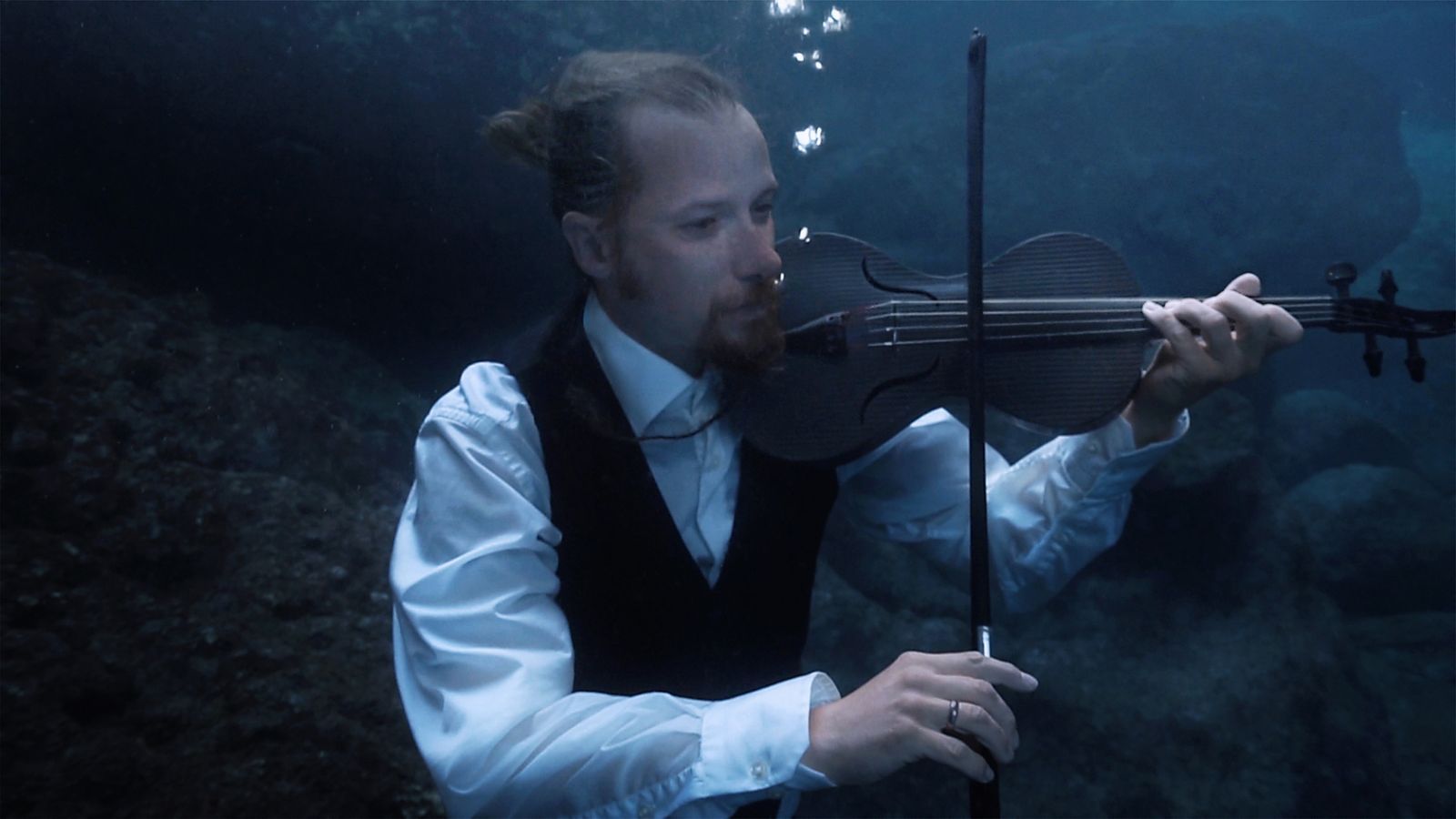 Den europæiske hymne druknet i Middelhavet</br>Robert Karlsson smed sin violin i Middelhavet.</br>Foto: PR-foto / Between Music