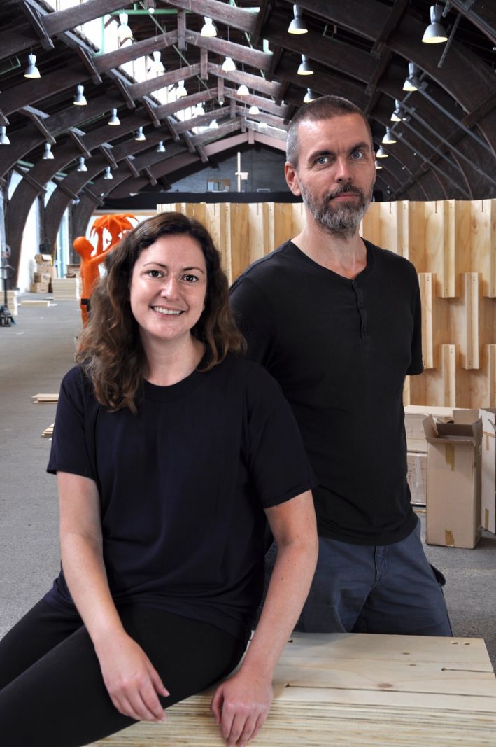 Ny kunstmesse i Aarhus fejrer de kunstnerdrevne udstillingssteder</br>Kunsthistoriker Sasha Rose Richter  og kunstner og forfatter Jacob Juhl har sammen med kuratorer Pamela Grombachter arrangeret kunstmessen Juxtapose Art Fair. <br /></br>Foto: Marie Nyeng