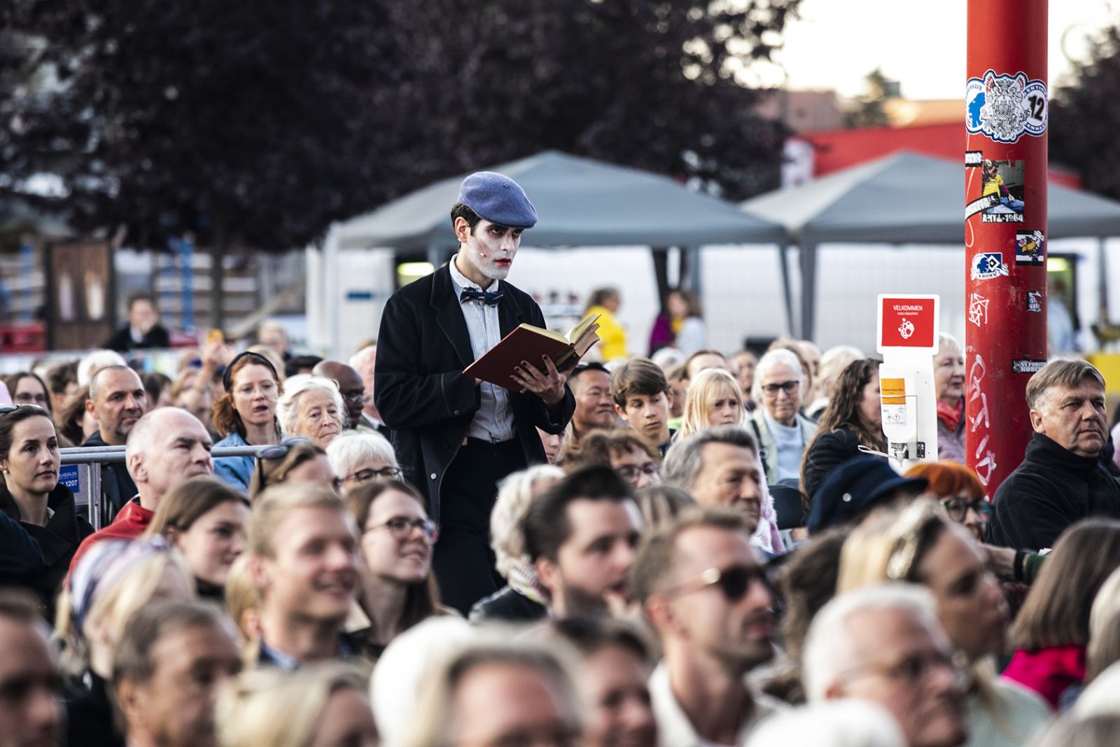 Copenhagen Operafestival med fælles morgensang på Nørrebro</br>Fra Pagliacci på Den røde plads på Nørrebro.</br>Foto: PR-foto  / Copenhagen Opera Festival - Olafur Gestsson