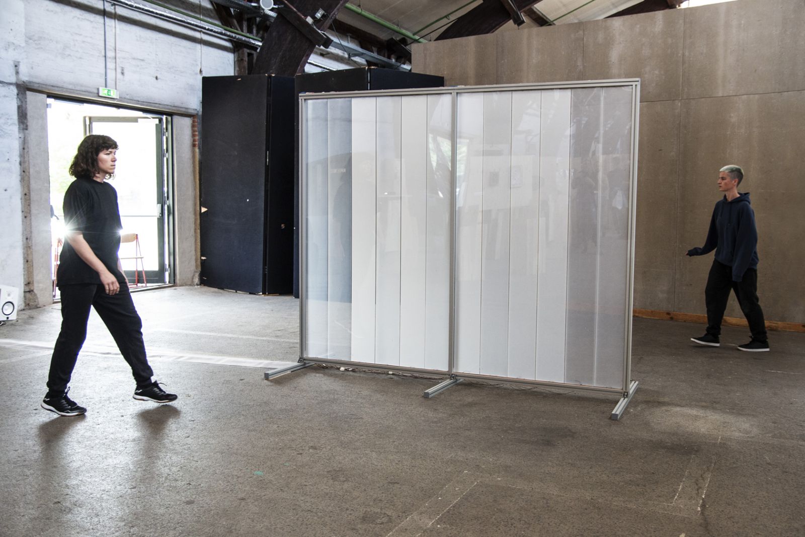 Billedserie: Kom med til Juxtapose Art Fair i Aarhus</br>Danserne Rebecca Evanne & Elsa Aurell opfører en performance i en skærm-installation for udstillingsstedet Våningen.</br>Foto: PR-foto / Juxtapose Art Fair - Mariana Gil