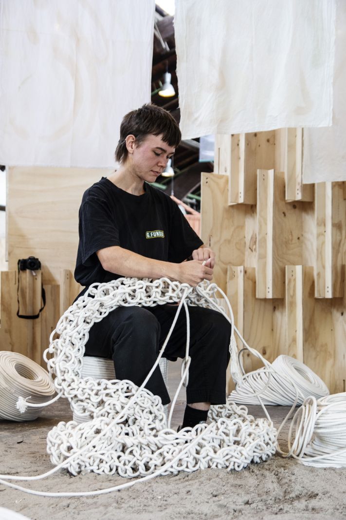 Billedserie: Kom med til Juxtapose Art Fair i Aarhus</br>En kunstner laver håndarbejde med kabler.</br>Foto: PR-foto / Juxtapose Art Fair - Mariana Gil
