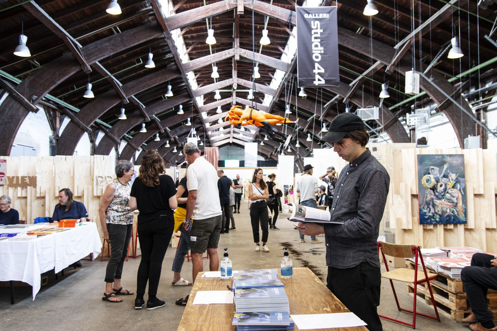 Billedserie: Kom med til Juxtapose Art Fair i Aarhus</br>'Rå hal' på Godsbanen blev fyldt med mangfoldig kunst fra kunstnerdrevne udstillingssteder</br>Foto: PR-foto / Juxtapose Art Fair - Mariana Gil