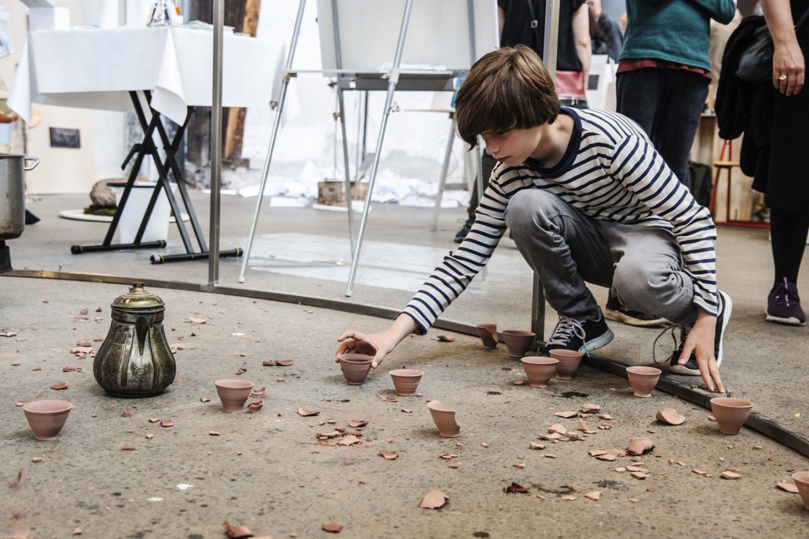 Billedserie: Kom med til Juxtapose Art Fair i Aarhus</br>Når man havde drukket teen, skulle man knuse koppen med sine hænder.</br>Foto: PR-foto / Juxtapose Art Fair - Mariana Gil