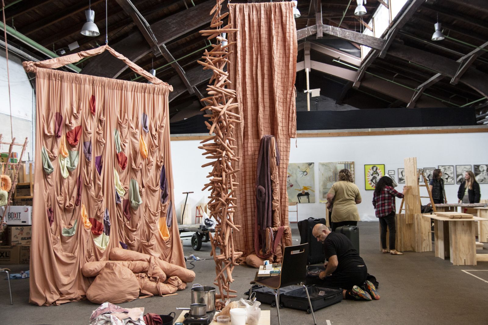 Billedserie: Kom med til Juxtapose Art Fair i Aarhus</br>Store tæppe-værker og draperinger vakte opsigt i den hallen på Godsbanen</br>Foto: PR-foto / Juxtapose Art Fair - Mariana Gil