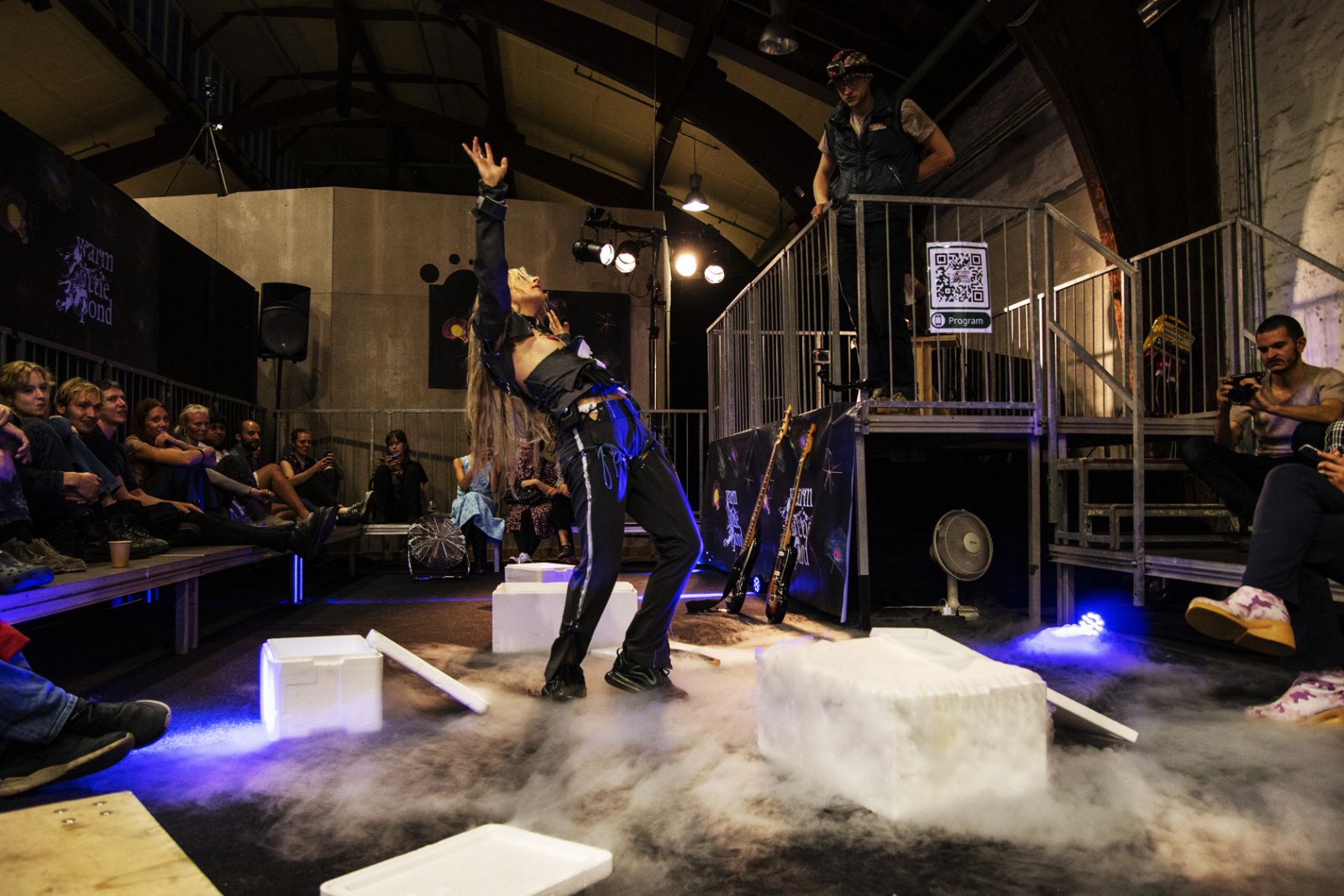 Billedserie: Kom med til Juxtapose Art Fair i Aarhus</br>Performance på 'Warm little pond' platformen for Salon 75.</br>Foto: PR-foto / Juxtapose Art Fair - Mariana Gil
