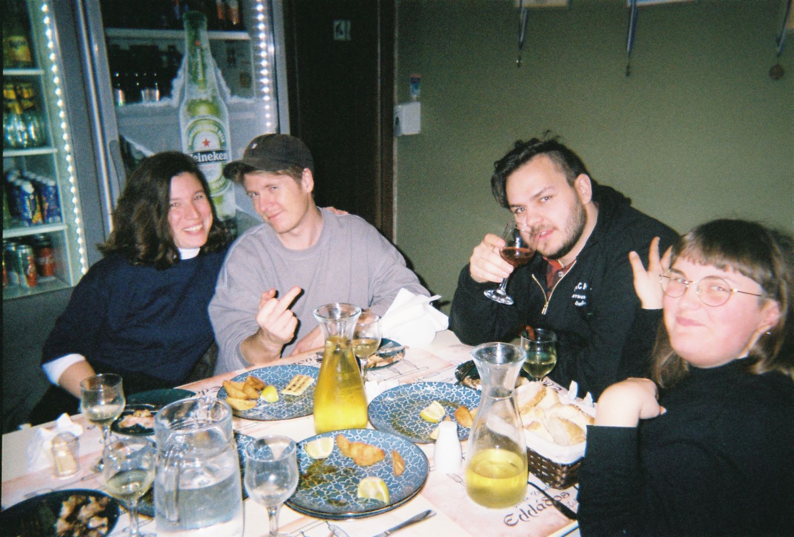 Gennembrud for Gangers sange fra det forfaldne Thy</br>Ganger rundt om bordet på en restaurant på Kreta, hvor de var taget ned for at skrive musik sammen.</br>Foto: Privatfoto – Ganger
