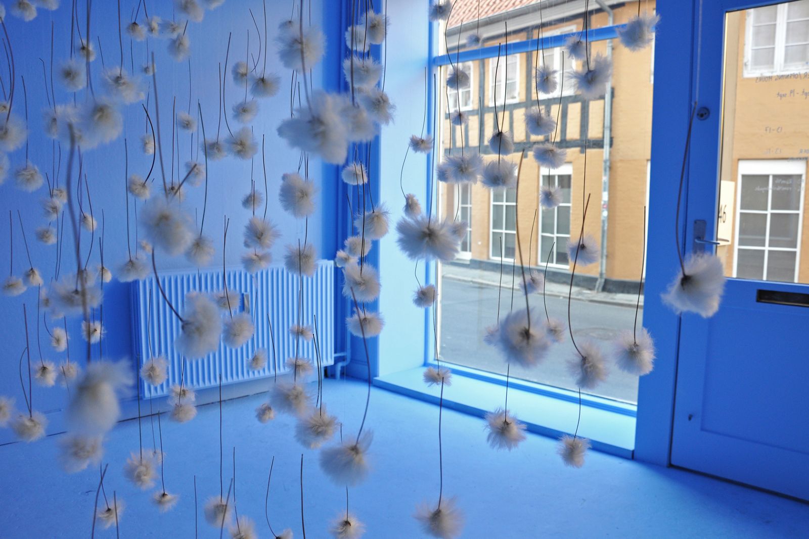 Nuuk Kunstmuseum, Aarhus Feminist Collective og rum46 vil ændre billedet af grønlandsk kunst</br>Installationen UKALIUSAT af Bolatta Silis-Høegh udstillet i rum46 i Aarhus</br>Foto: Marie Nyeng