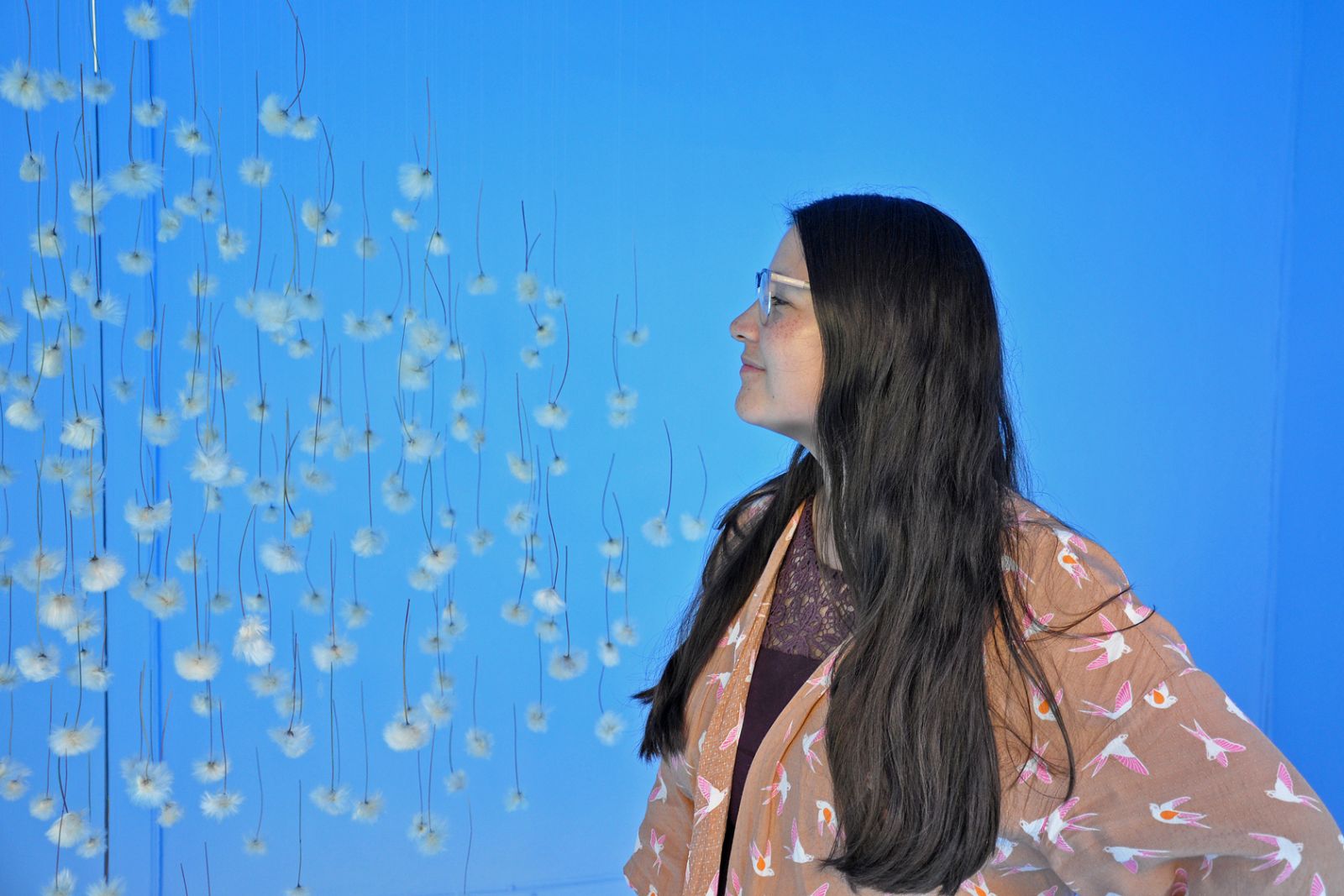 Nuuk Kunstmuseum, Aarhus Feminist Collective og rum46 vil ændre billedet af grønlandsk kunst</br>Kunsthistoriker med speciale i grønlandsk kunst, Laila Lund Altinbas, og installationen UKALIUSAT af Bolatta Silis-Høegh i rum46 i Aarhus</br>Foto: Marie Nyeng