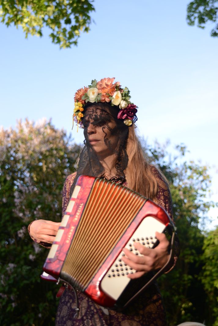 Farvel er en sansevandring på kirkegården om afsked og begravelsesritualer</br>Helga Rosenfeldt Olsen bruger kirkegårdens rum til at fortælle en livsbekræftende historie om livets afslutning</br>Foto: Pr-foto / FARVEL & FARVEL FUGL - Sune Hede