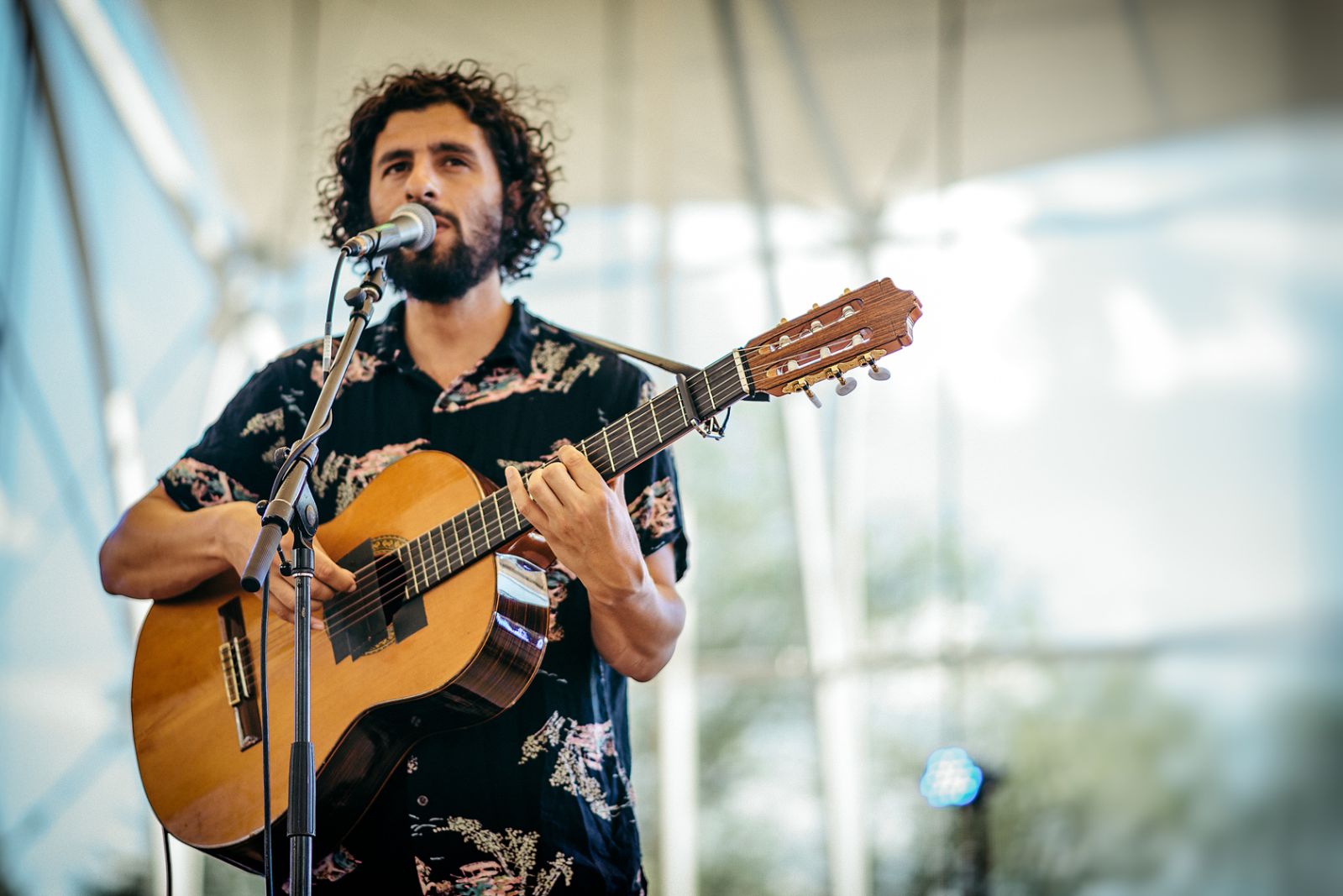 José González hylder sin multikulturelle baggrund med nyt album</br>José Gonzáles i Edmonton Canada i 2016</br>Foto: Levi Manchak