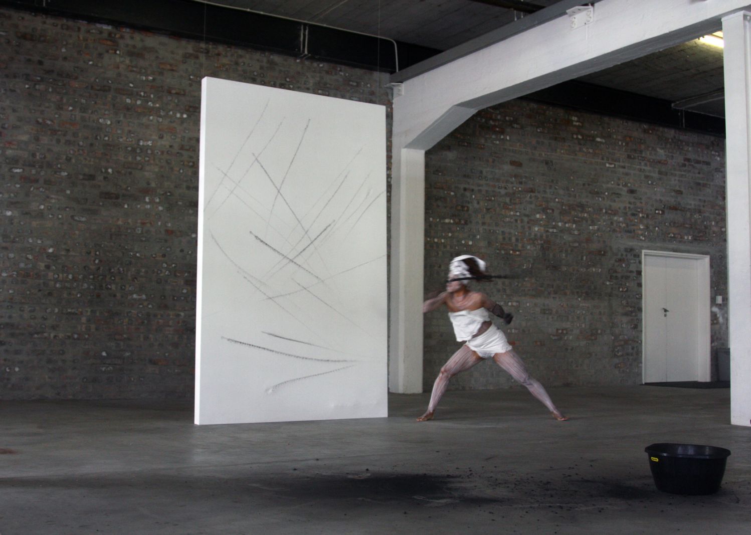 Jeannette Ehlers har rødder i Vestindien. Hendes monumenter gør op med kolonitiden</br>'Whip it good' kunstperformance af Jeannette Ehlers på Brundyn Gallery i Cape Town i 2015</br>Foto: Nikolaj Recke