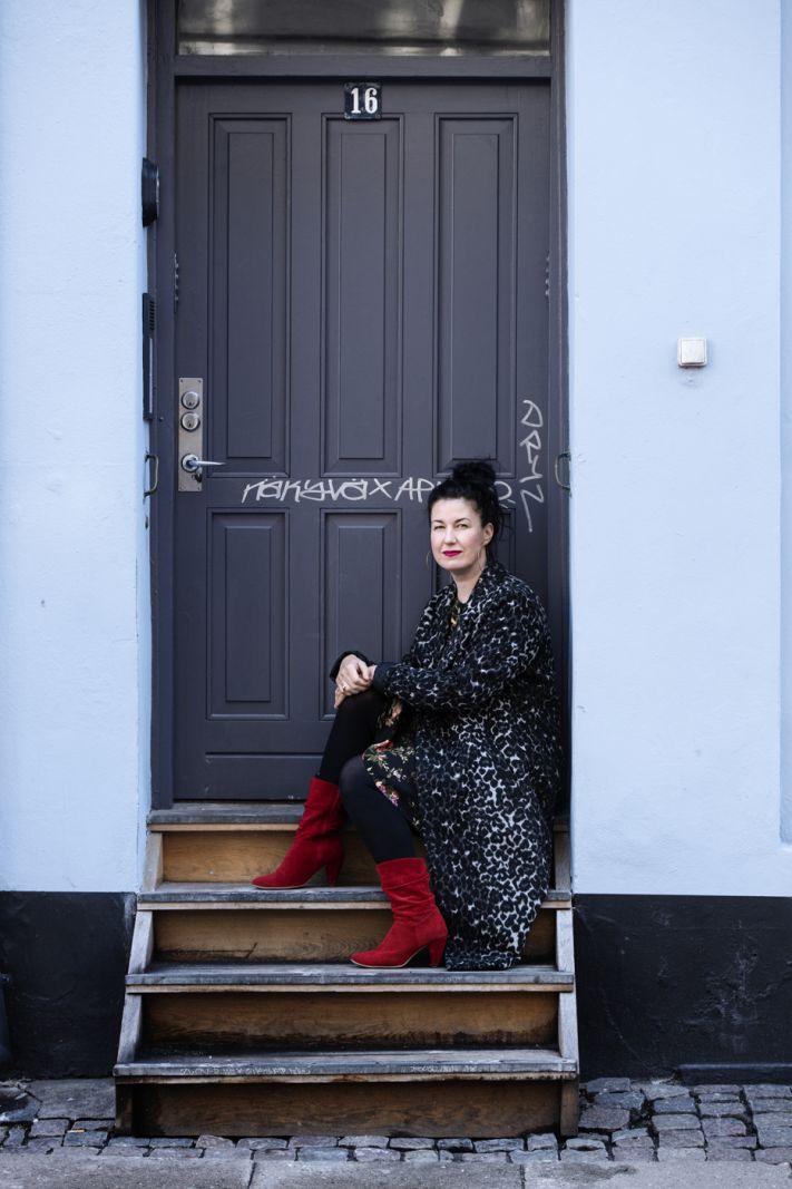Smørrebrødsjomfruens oprør</br>Lone Hørslev ved hoveddøren i den ejendom i det indre København, hvor søstrene i hendes nye roman boede i begyndelsen af 1900 tallet. </br>Foto: PR-foto