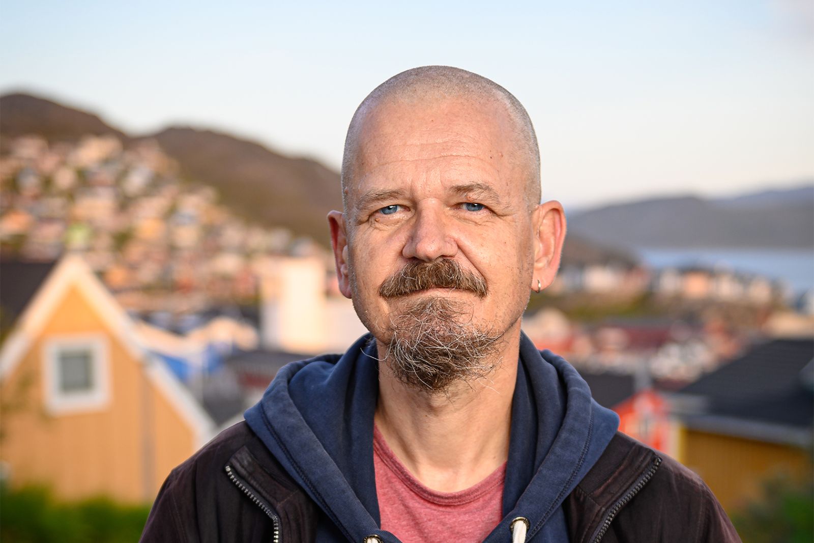 Kim Leine var afhængig af stoffer og sex - nu er litteraturen hans nye misbrug</br>Kim Leine fotograferet i Qaqortoq (Julianehåb) i Grønland.</br>Foto: PR-foto / Gyldendal - Aqqalu Agustussen