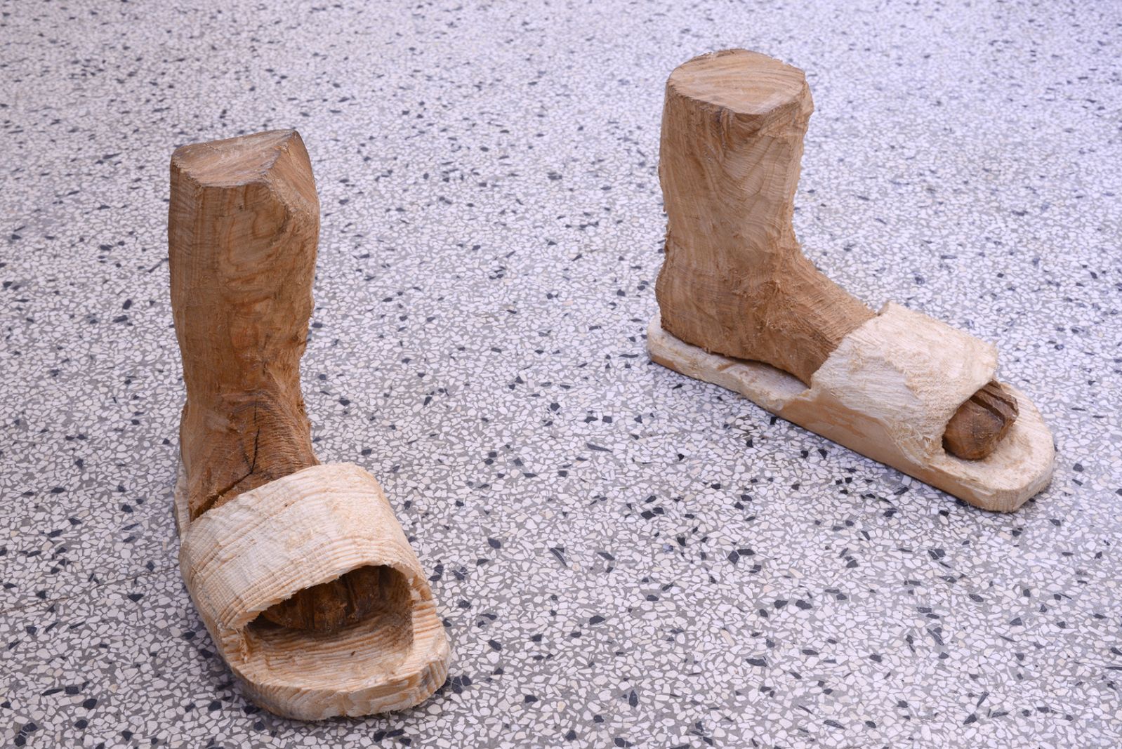 Ny udstilling: Det du kender fra omklædningsrummet</br>Heidi Hove, Fødder, træ, 21x27x10cm, 2021
<br /></br>Foto: 