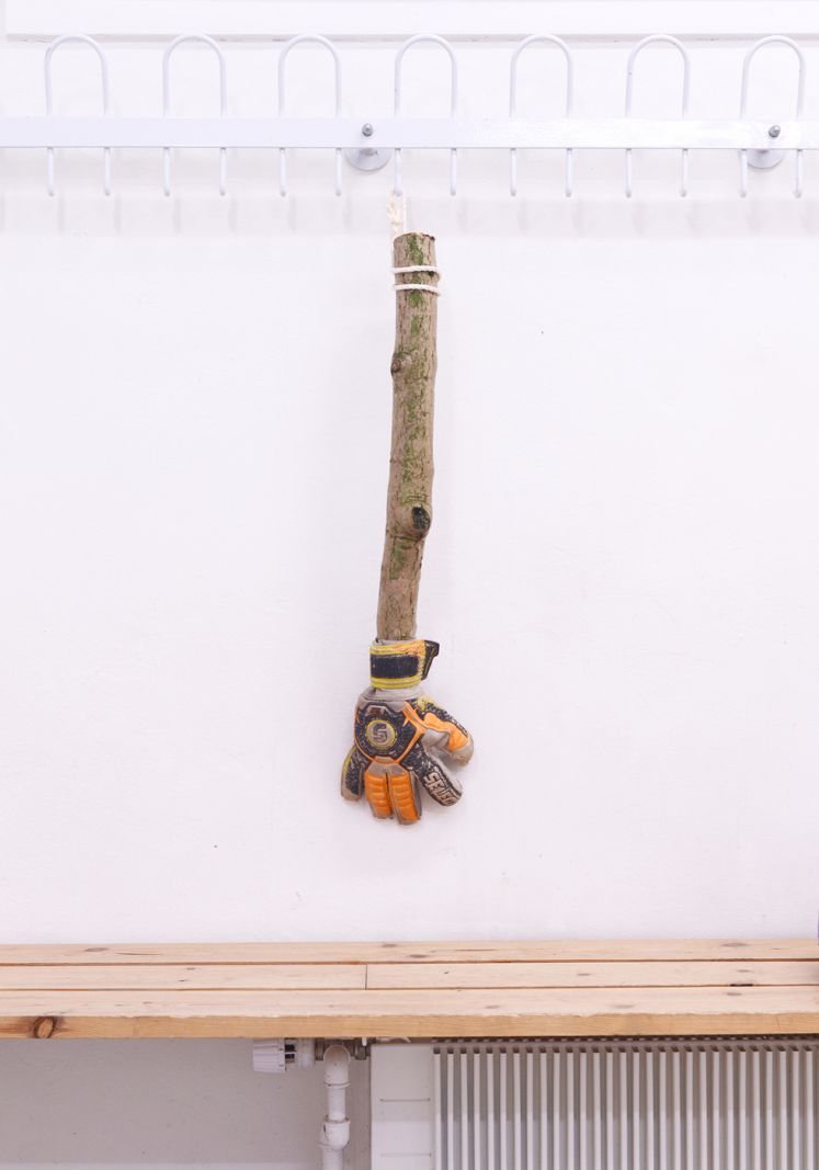 Ny udstilling: Det du kender fra omklædningsrummet</br>Heidi Hove, Handske, træ, tråd, reb og funden målmandshandske, 18x80x16cm, 2021<br /></br>Foto: 