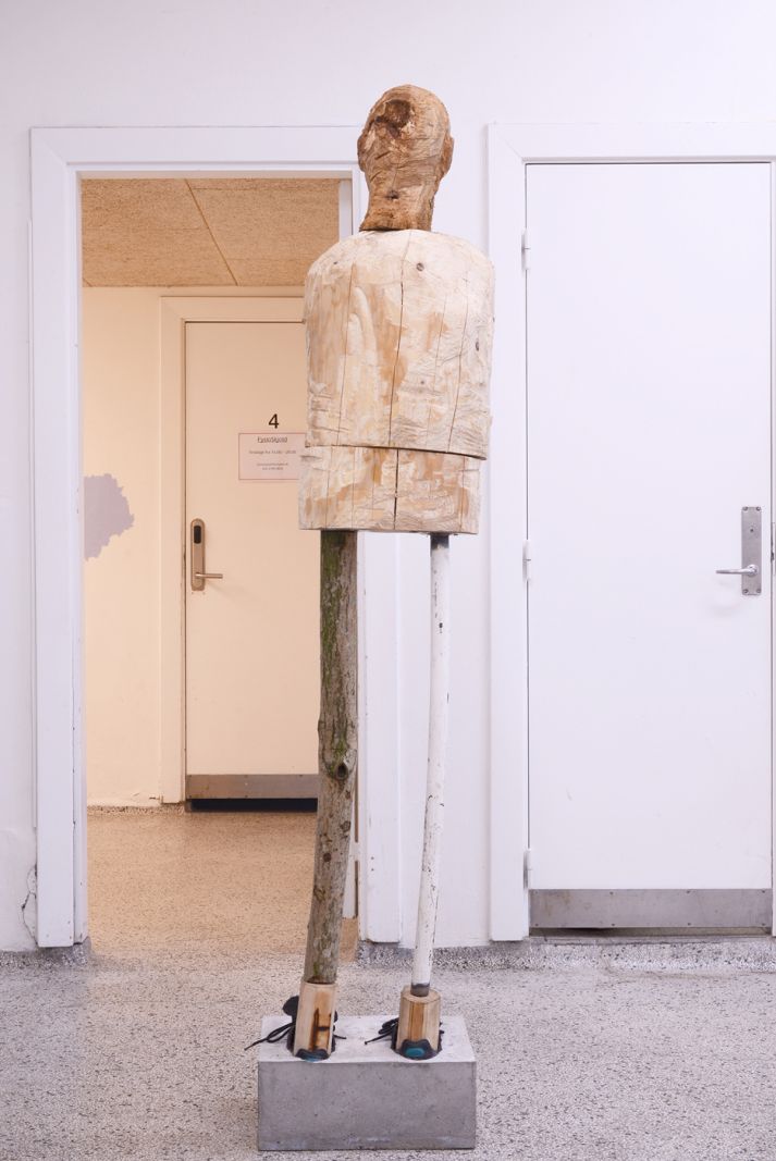 Ny udstilling: Det du kender fra omklædningsrummet</br>Heidi Hove, Stående figur, træ, jern, beton, flamingo, tråd og fundne fodboldstøvler, 30x190x39cm, 2021<br /></br>Foto: 