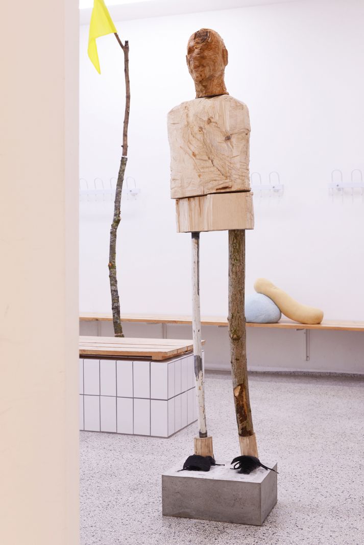 Ny udstilling: Det du kender fra omklædningsrummet</br>Heidi Hove, Stående figur (træ, jern, beton, flamingo, tråd og fundne fodboldstøvler, 30x190x39cm), 2021 <br /></br>Foto: 