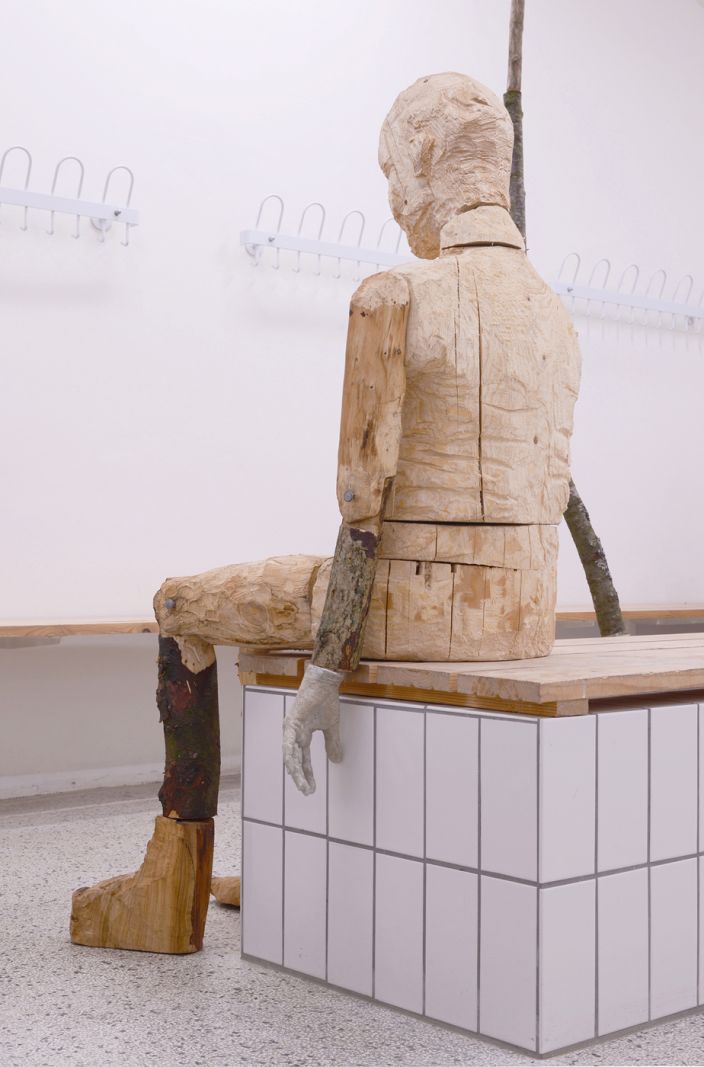 Ny udstilling: Det du kender fra omklædningsrummet</br>Heidi Hove, Siddende figur, træ, jern, beton, 80x133x55cm, 2021<br /></br>Foto: 