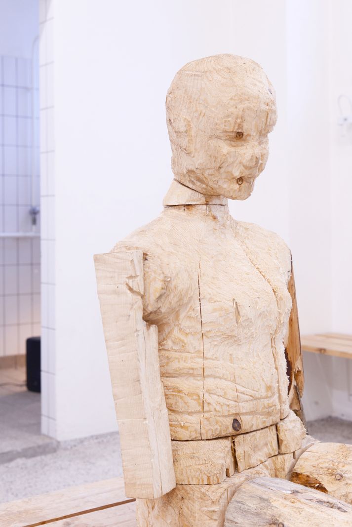 Ny udstilling: Det du kender fra omklædningsrummet</br>Heidi Hove, Siddende figur (detalje), træ, jern, beton, 80x133x55cm, 2021 </br>Foto: 